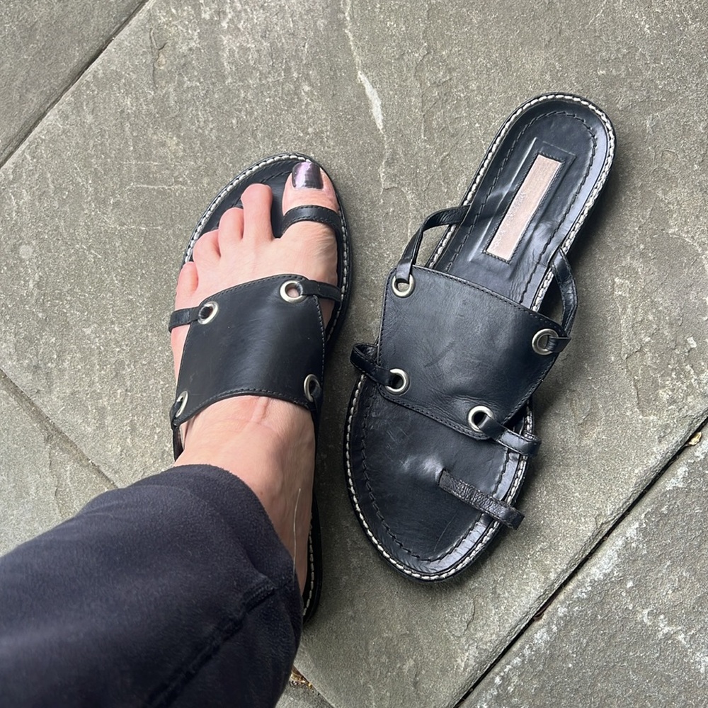 Michael Kors Black leather  Sandals with Sleek Design - Picture 13 of 13